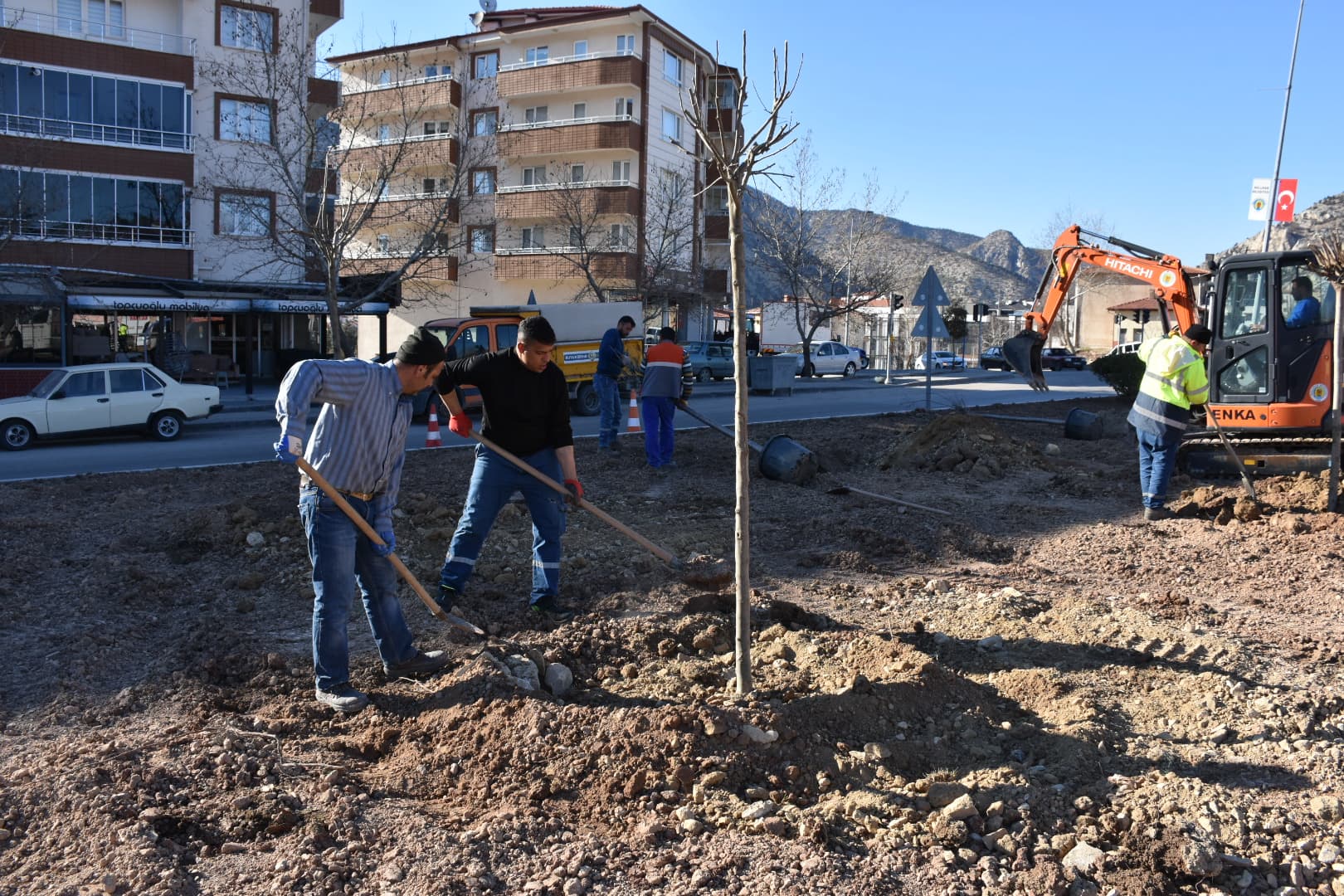 EKİPLERİMİZ ORTA REFÜJDE GÜZELLEŞTİRME VE AĞAÇ DİKİM ÇALIŞMALARINA DEVAM EDİYOR