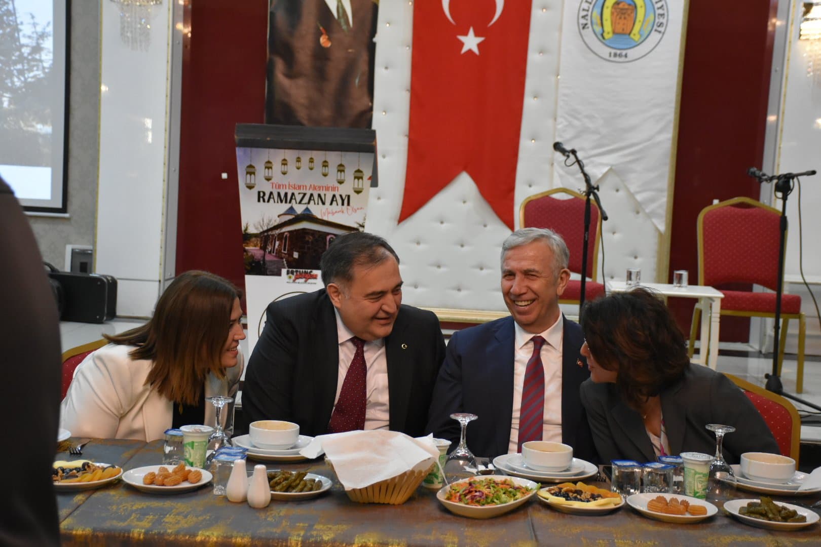 ANKARA BÜYÜKŞEHİR BELEDİYE BAŞKANIMIZ SAYIN MANSUR YAVAŞ VATANDAŞLARIMIZLA İFTAR AÇTI