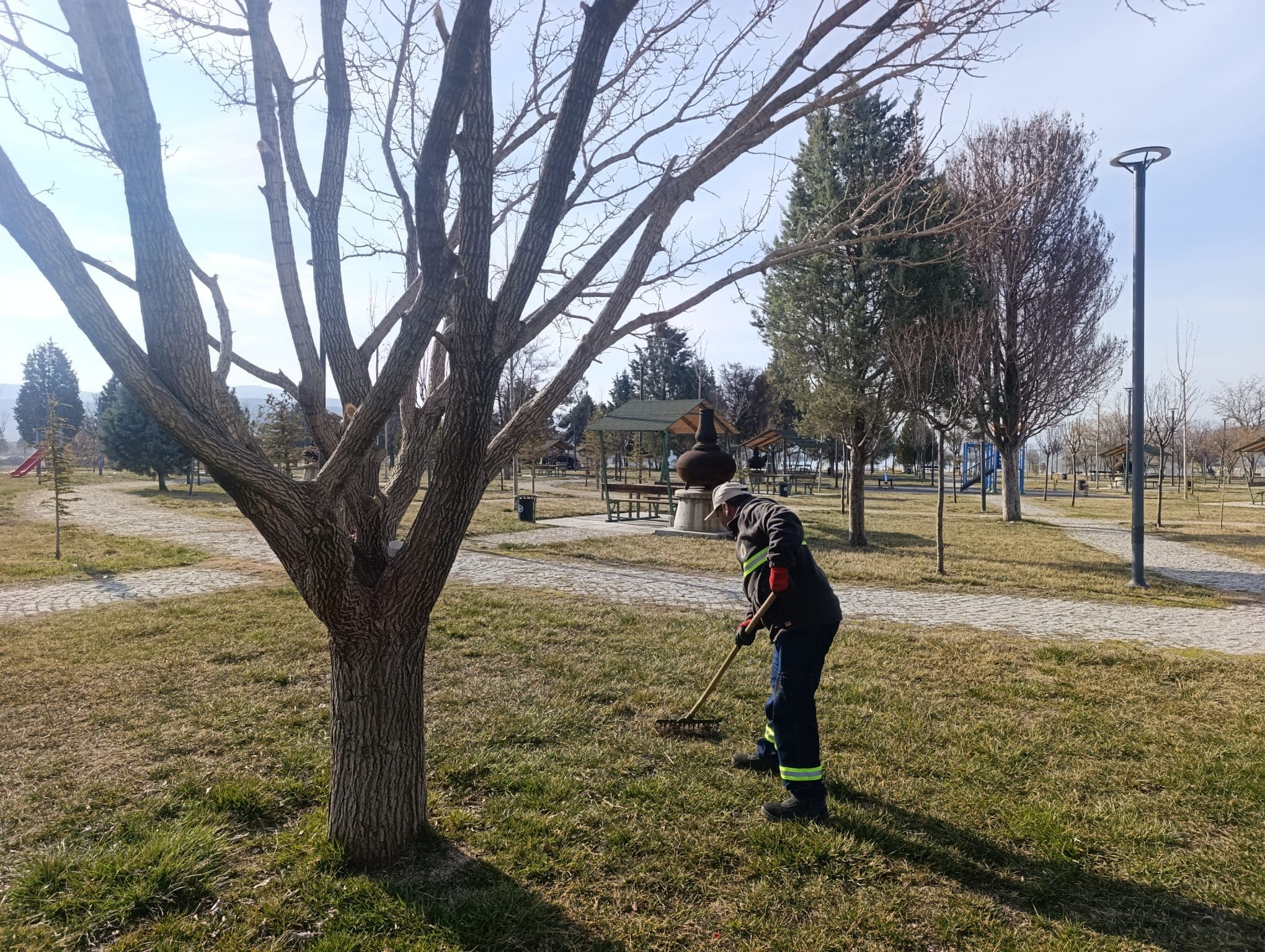 ÇAYIRHAN MAHALLEMİZDEKİ PARKLARIMIZDA TEMİZLİK ÇALIŞMALARI VE AĞAÇ BUDAMA İŞLEMLERİMİZ TÜM HIZIYLA DEVAM EDİYOR