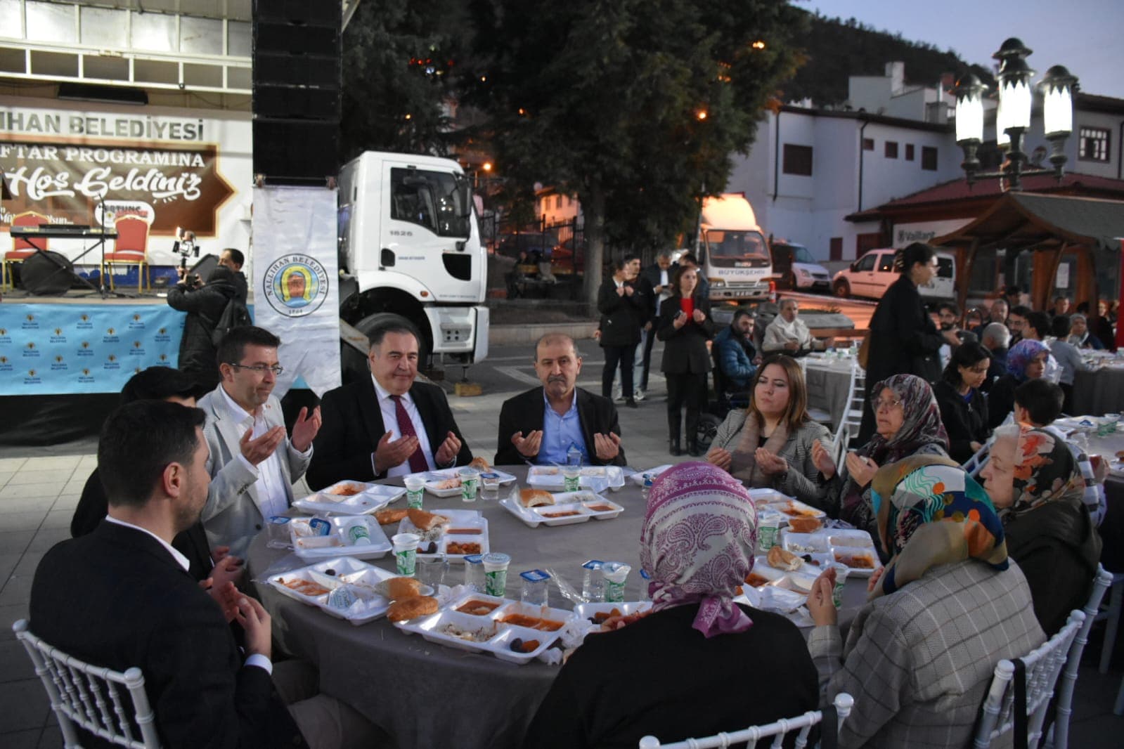BELEDİYE BAŞKANIMIZ SAYIN ERTUNÇ GÜNGÖR NALLIHAN'IMIZDAKİ BÜYÜK İFTAR PROGRAMINA KATILDI