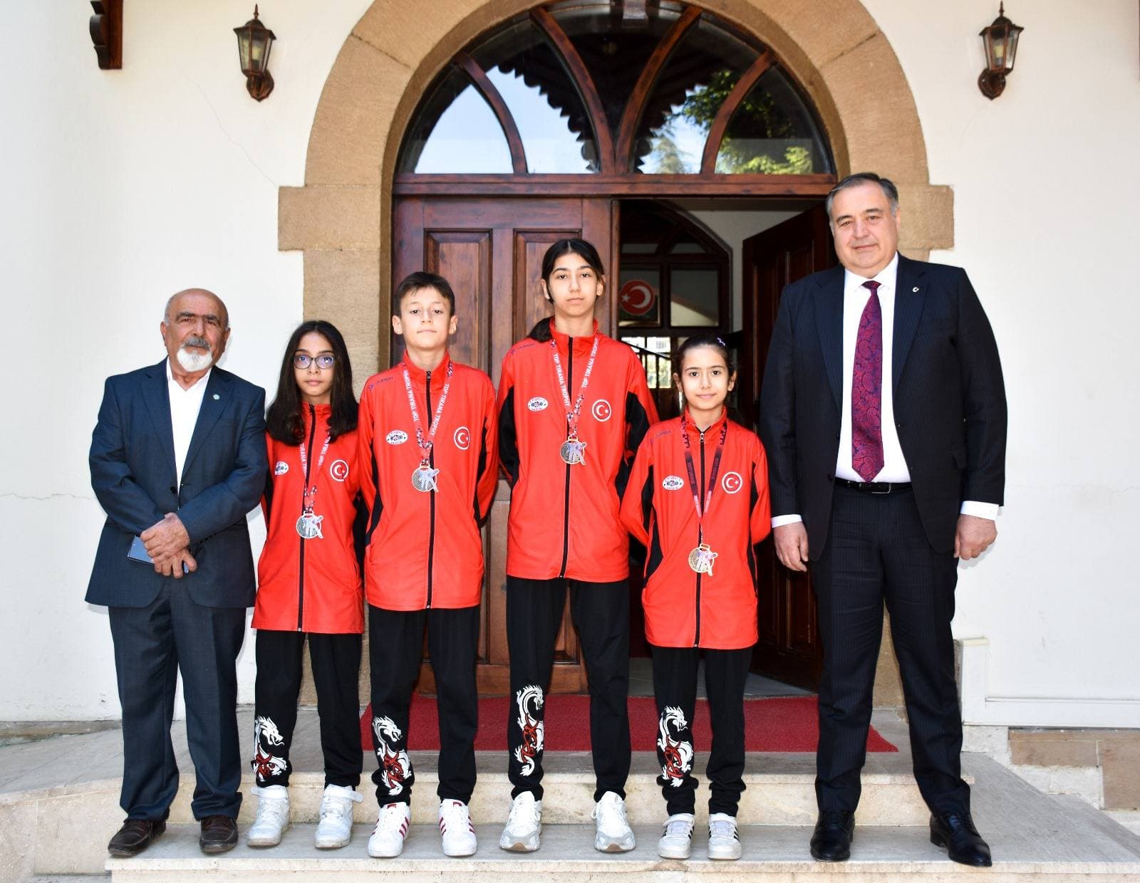 Belediye Başkanımız Sayın Ertunç Güngör Uluslararası Taekwondo Şampiyonası’nda Dereceye Giren Sporcuları Makamında Kabul Etti