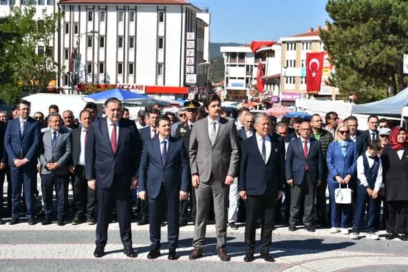 Belediye Başkanımız Sayın Ertunç Güngör 19 Mayıs Atatürk’ü Anma Gençlik ve Spor Bayramı dolayısıyla düzenlenen çelenk sunma törenine katıldı