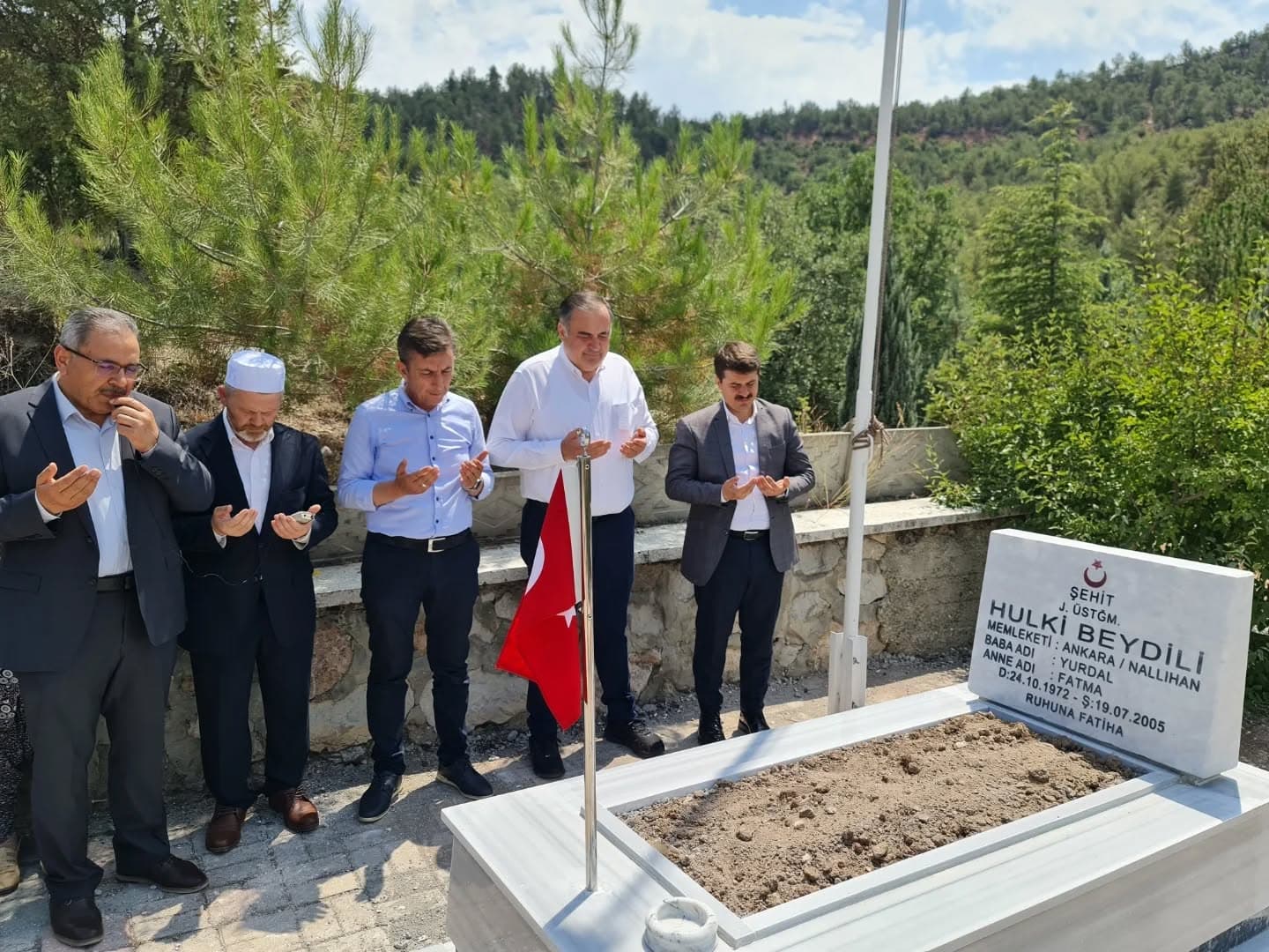 Belediye Başkanımız Sayın Ertunç Güngör 15 Temmuz Demokrasi ve Milli Birlik Günü vesilesiyle Nallıhanlı Şehidimizin kabrini ziyaret ederek, hayır dualarıyla yad etti.
