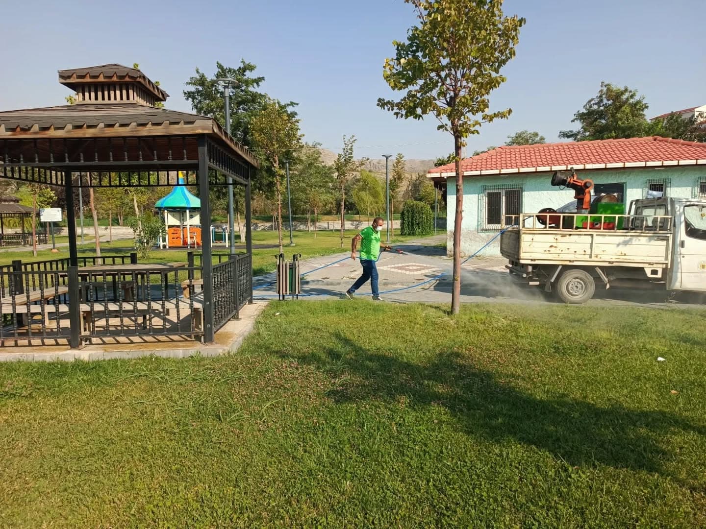 Belediyemizce Nallıhan'ımızda ve Çayırhan'ımızda merkez mahallelerimiz ve kırsal mahallelerimizde ilaçlama çalışmalarına aralıksız şekilde devam ediyoruz