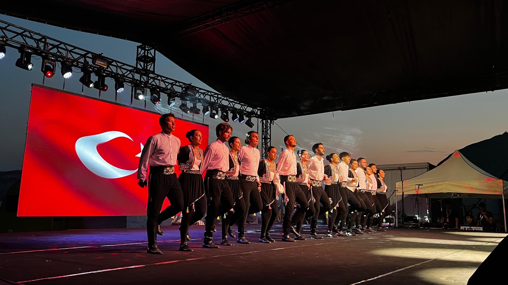 2. Uluslararası Halk Dansları ve Müzik Festivali kapsamında Çayırhan Mahallemizde kortej yürüyüşümüzü ve ardından etkinlikleri göl kenarında gerçekleştirdik